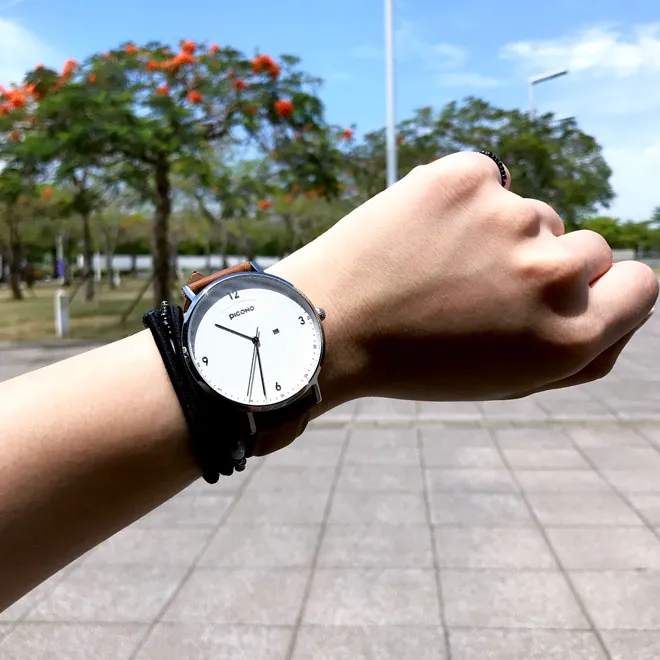 Leather strap wrist watch / White