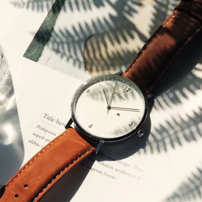 Leather strap wrist watch / White